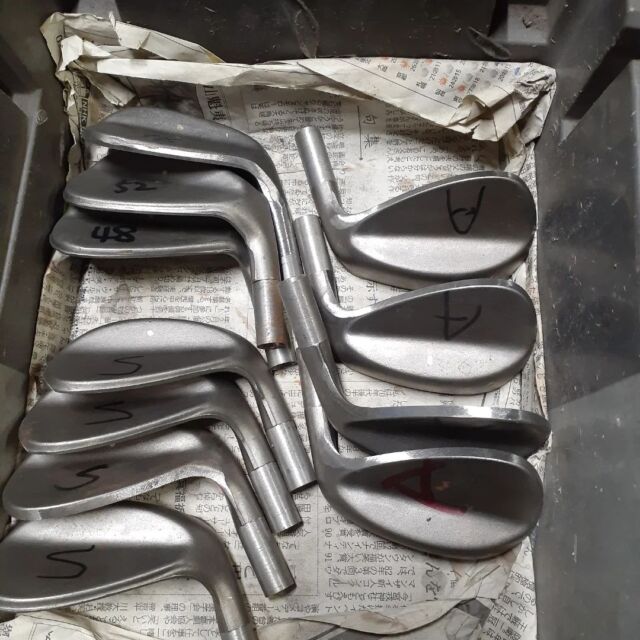 皆様お疲れ様ですm(_ _)m
ちょっと忙しくインスタ、FBサボってました(￣ー￣)💧
今回は某工房様からの依頼でウエッジ研磨中でございますm(_ _)m
この後、刻印を打ち込んで仕上げ研磨の後、バレルにて研磨…
その後にメッキ加工に出します👍

愛知県江南市古知野町瑞穂140
DOGLEG&STATUSJAPAN
☎️0587502561

#愛知県ゴルフ工房
#愛知県室内ゴルフ練習場
#愛知県インドアパター練習場 
#オリジナルウエッジ
#カスタムゴルフクラブ